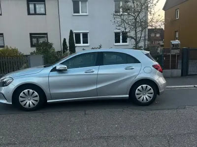 Gebraucht Mercedes A180 122 PS (89 kW) 2015 Silber Limousine