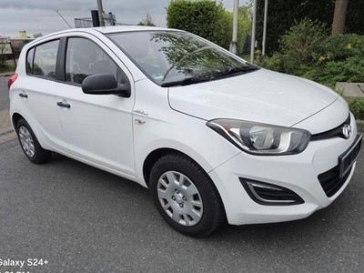 Weiß Gebraucht 2014 Hyundai i20 Edition Limousine | 2.950 € (Etwas zu teuer)