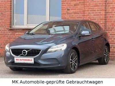 Gebraucht Volvo V40 Momentum 120 PS (88 kW) 2017 Blau Limousine