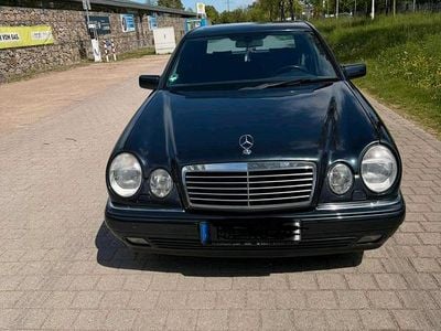 Gebraucht Mercedes E240 Avantgarde 170 PS (125 kW) 1998 Schwarz Limousine