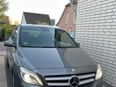 Usata Mercedes B180 122 CV (89 kW) 2012 Grigio Monovolume