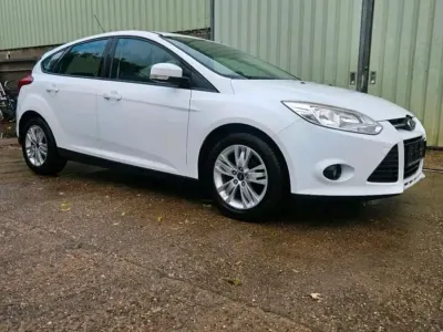 Gebraucht Ford Focus 75 PS (55 kW) 2014 Weiß Kleinwagen