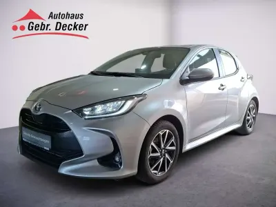 Gebraucht Toyota Yaris Hybrid Basis 116 PS (85 kW) 2023 Shimmering silver metallic Limousine