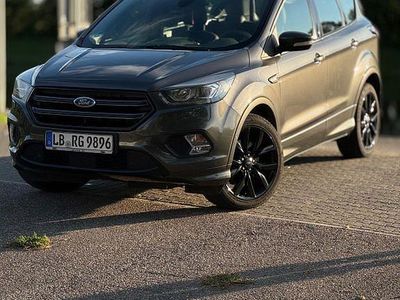 Grau Gebraucht 2018 Ford Kuga ST-Line SUV | 13.490 € (Etwas zu teuer)
