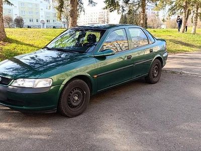 Second-hand Opel Vectra 101 CP (74 kW) 1996 Verde Berlinǎ