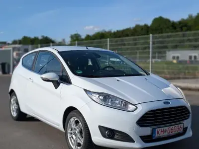Gebraucht Ford Fiesta Titanium 95 PS (69 kW) 2015 Weiß Kleinwagen