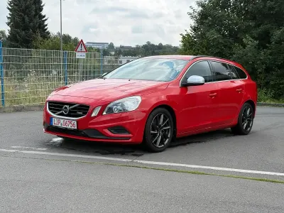 Gebraucht Volvo V60 200 PS (147 kW) 2011 Rot Kombi