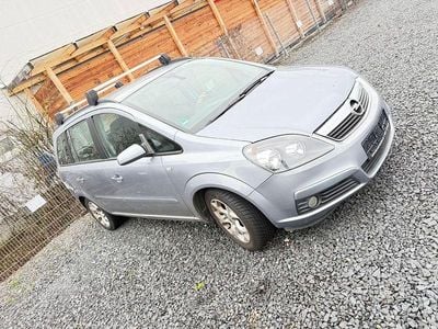 Grau Gebraucht 2005 Opel Zafira Van / Kleinbus | 1.980 € (Fairer Preis)
