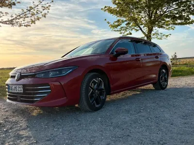 Gebraucht VW Passat Elegance 150 PS (110 kW) 2024 Rot Kombi