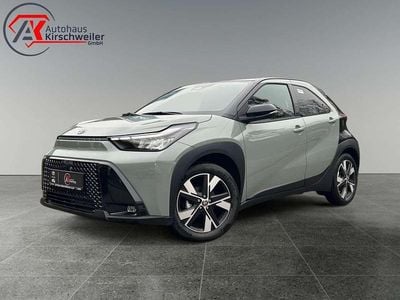 Neu Toyota Aygo X 116 PS (85 kW) 2026 Urban khaki / dach schwarz SUV