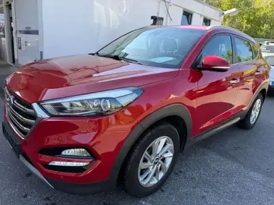 Gebraucht Hyundai Tucson Style 136 PS (100 kW) 2016 Fiery red / met SUV