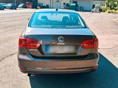 Gebraucht VW Jetta 105 PS (77 kW) 2011 Braun Limousine
