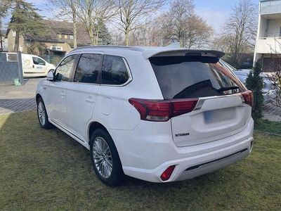 Gebraucht Mitsubishi Outlander P-HEV Basis 135 PS (99 kW) 2019 Weiß SUV