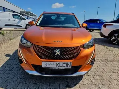 Gebraucht Peugeot e-2008 Allure 100 kW (136 PS) 2021 Orange SUV