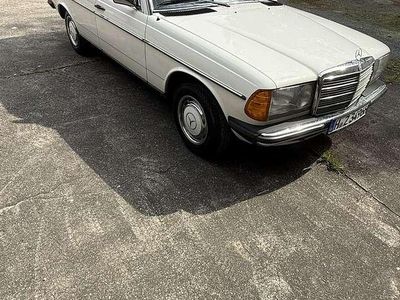 Second-hand Mercedes E230 136 CP (100 kW) 1984 Alb Berlinǎ