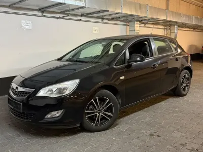 Gebraucht Opel Astra Edition 101 PS (74 kW) 2011 Schwarz Limousine