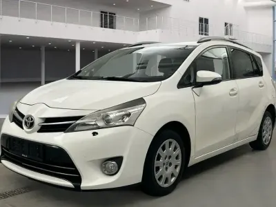 Gebraucht Toyota Verso Basis 111 PS (81 kW) 2016 Weiß Van / Kleinbus