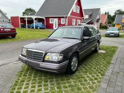 Gebraucht Mercedes E220 Sportline 150 PS (110 kW) 1994 Violet Kombi