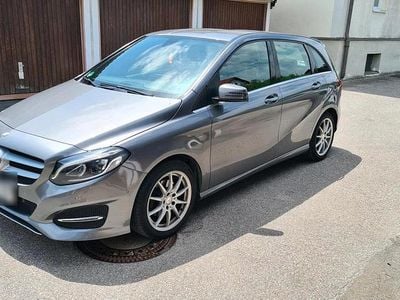 Grau Gebraucht 2015 Mercedes B220 Van / Kleinbus | 12.300 € (Fairer Preis)
