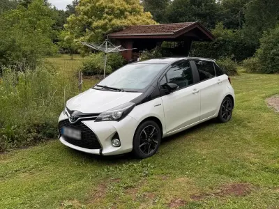 Gebraucht Toyota Yaris 73 PS (53 kW) 2015 Weiß Kleinwagen