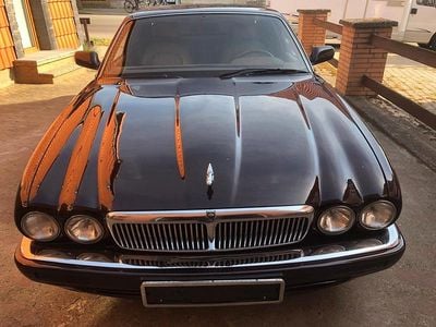 Gebraucht Jaguar X300 240 PS (176 kW) 1994 Rot Limousine