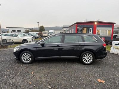 Gebraucht VW Passat Comfortline 120 PS (88 kW) 2017 Deep black perleffekt Kombi
