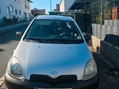 Gebraucht Toyota Yaris 65 PS (47 kW) 2000 Silber Kleinwagen