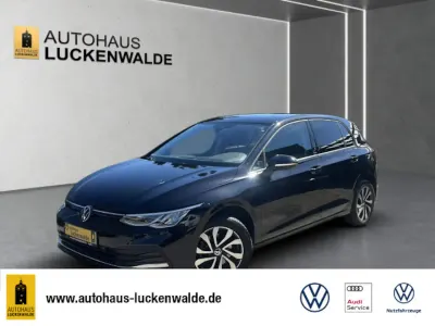 Second-hand VW Golf VIII Active 110 CP (80 kW) 2023 Negru Berlinǎ