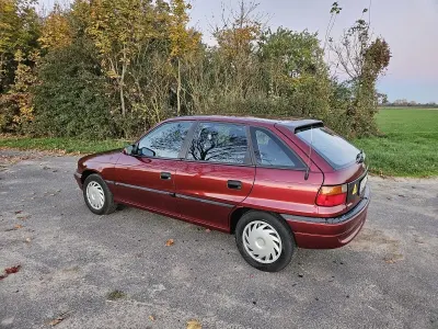 Gebraucht Opel Astra 75 PS (55 kW) 1996 Rot Kleinwagen
