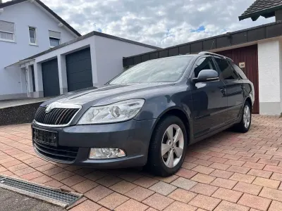 Gebraucht Skoda Octavia Elegance 122 PS (89 kW) 2012 Grau Kombi