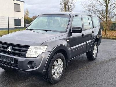 Gebraucht Mitsubishi Pajero Inform 200 PS (147 kW) 2013 Grau SUV