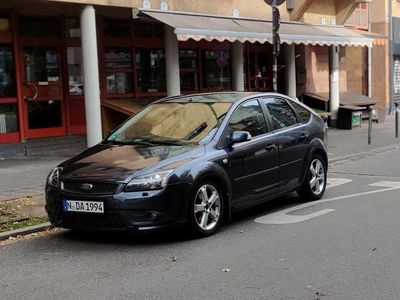 Grau Gebraucht 2007 Ford Focus Titanium Limousine | 2.700 € (Etwas zu teuer)