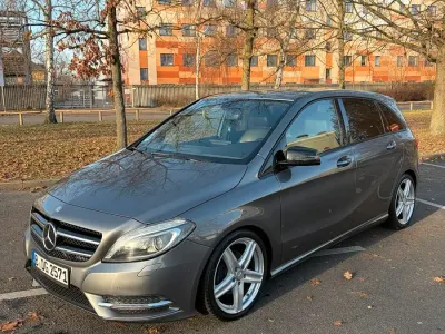 Gebraucht Mercedes B180 Sport 122 PS (89 kW) 2013 Grau Van / Kleinbus