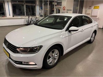 Gebraucht VW Passat Comfortline 120 PS (88 kW) 2016 Pure white Limousine