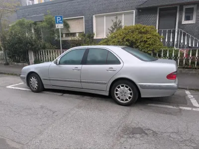 Gebraucht Mercedes E220 140 PS (102 kW) 1999 Silber Limousine