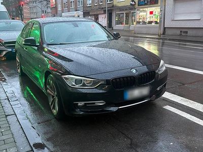 Gebraucht BMW 318 165 PS (121 kW) 2012 Schwarz Limousine