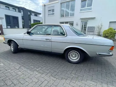 Gebraucht Mercedes 230 136 PS (100 kW) 1983 Silber Coupé