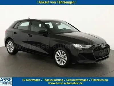 Neu Audi A3 Ambiente 150 PS (110 kW) 2025 Distrikt grün metallic Limousine