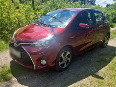 Gebraucht Toyota Yaris Hybrid 74 PS (54 kW) 2016 Rot Kleinwagen