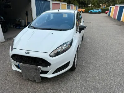 Gebraucht Ford Fiesta 105 PS (77 kW) 2017 Weiß Kleinwagen