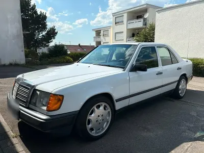 Gebraucht Mercedes E260 160 PS (117 kW) 1987 Weiß Limousine