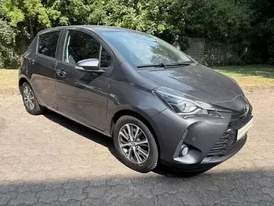 Gebraucht Toyota Yaris Club 111 PS (81 kW) 2019 Marlingrau metallic Limousine