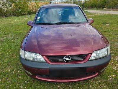 Begagnad Opel Vectra 115 HK (84 kW) 1996 Röd Sedan
