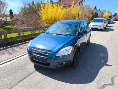 Używany Kia Ceed Spirit 125 KM (91 kW) 2009 Niebieski Hatchback
