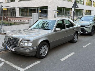 Gebraucht Mercedes E200 136 PS (100 kW) 1995 Beige Limousine