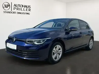 Second-hand VW Golf VIII Life 131 CP (96 kW) 2022 Albastru Berlinǎ