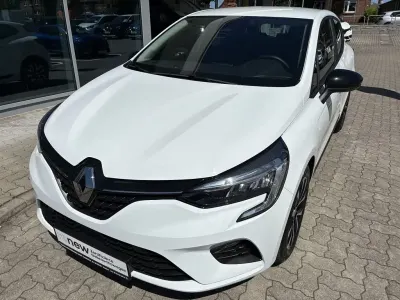 Używany Renault Clio V Equilibre 91 KM (66 kW) 2023 Biały Sedan/Limuzyna