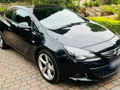 Gebraucht Opel Astra GTC Innovation 140 PS (102 kW) 2012 Schwarz Coupé