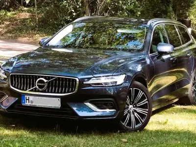 Gebraucht Volvo V60 Inscription 190 PS (139 kW) 2019 Blau Kombi