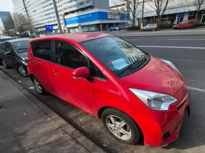 Gebraucht Toyota Verso-S 99 PS (72 kW) 2013 Rot Van / Kleinbus